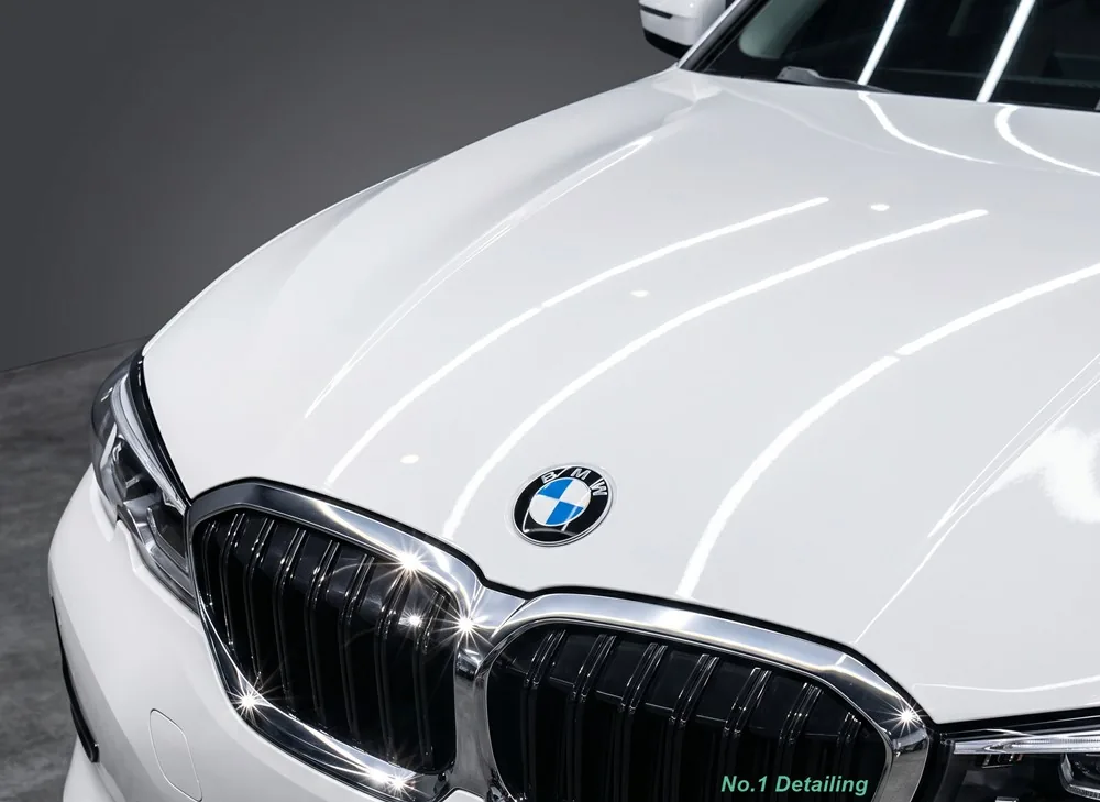 흰색 BMW 보닛에 길게 비친 반사선